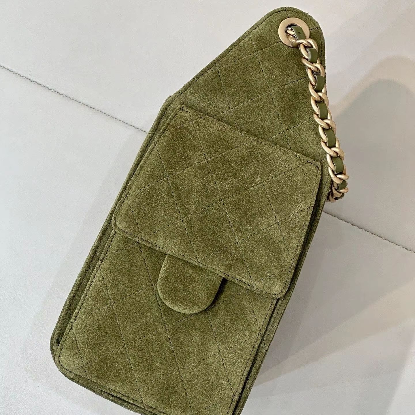 Chain Crossbody Quilted - Оливково-зеленая замшевая стеганая сумка-кроссбоди для телефона