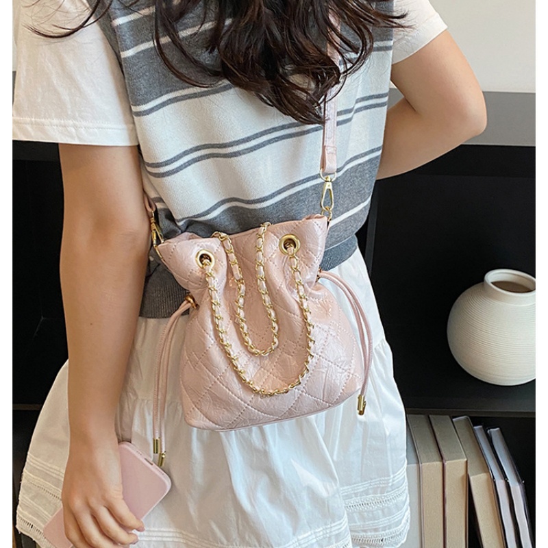 Стеганая сумка-ведро на шнурке – обзор и цена Chain Crossbody Quilted