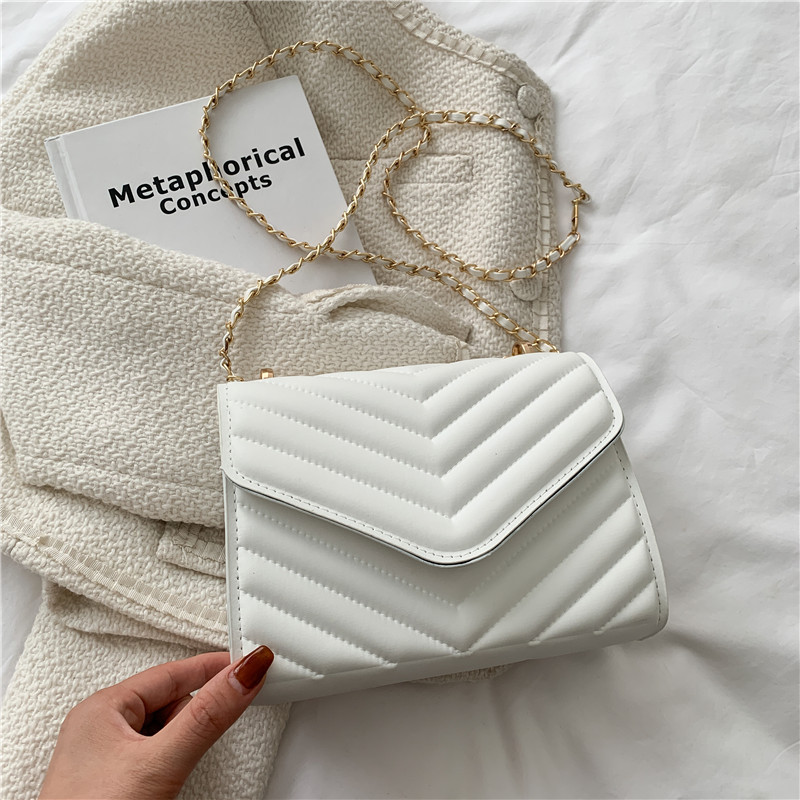 Женская бело-черная стеганая с – обзор и цена Chain Crossbody Quilted