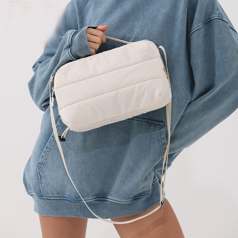 Легкая нейлоновая сумка-пухови – обзор и цена Chain Crossbody Quilted